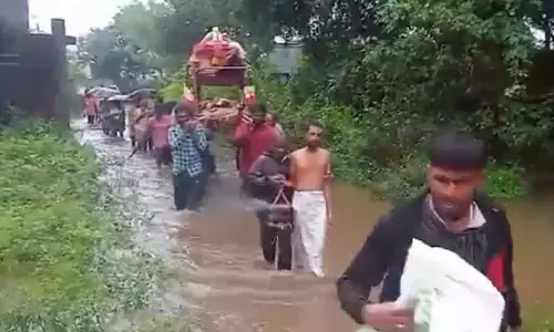 ఫెంగల్ తుపాను బీభత్సం.. అడుగు లోతు నీటిలోనే అంతిమ యాత్ర