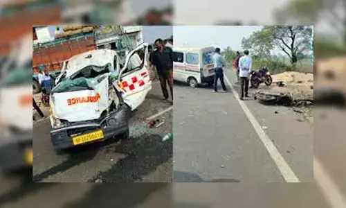 Road Accident : కర్నూల్ నుంచి చంపారన్ వెళ్తున్న అంబులెన్స్ బోల్తా