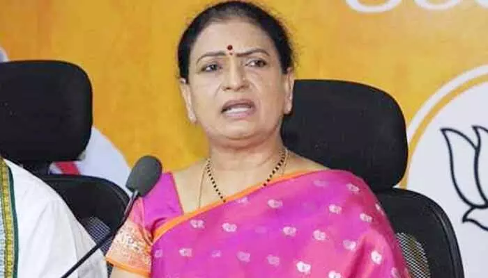 DK Aruna: రేవంత్వి కేసీఆర్ను మించిన అబద్ధాలు.. డీకే అరుణ హాట్ కామెంట్స్ DK Aruna: రేవంత్వి కేసీఆర్ను మించిన అబద్ధాలు.. డీకే అరుణ హాట్ కామెంట్స్