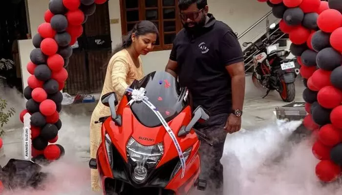 Viva Harsha: కొత్త బైక్ కొన్న వైవా హర్ష.. ఎన్ని లక్షలో తెలిస్తే షాకవ్వాల్సిందే! Viva Harsha: కొత్త బైక్ కొన్న వైవా హర్ష.. ఎన్ని లక్షలో తెలిస్తే షాకవ్వాల్సిందే!