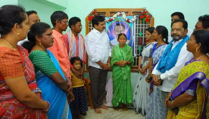 Ponguleti: మాజీ ఎమ్మెల్యే కుటుంబానికి మంత్రి పొంగులేటి పరామర్శ Ponguleti: మాజీ ఎమ్మెల్యే కుటుంబానికి మంత్రి పొంగులేటి పరామర్శ