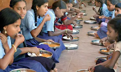 సీఎం చెప్పినా మంచి తిండి పెట్టరా?