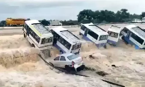 Fengal Cyclone : ఫెంగల్ తుఫాన్ ఎఫెక్ట్.. వరదల్లో కొట్టుకుపోయిన బస్సులు, కార్లు