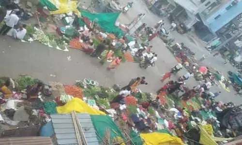 Warangal: రోడ్లపైనే మార్కెట్లు!.. విచ్చలవిడిగా కూరగాయల వ్యాపారం