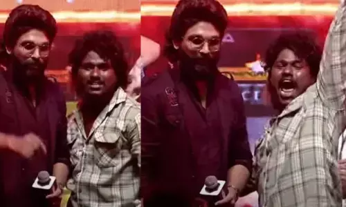 Allu Arjun: స్టేజి మీదకు దూసుకొచ్చిన అభిమాని..  పిలిచి మరి ఫోటో ఇచ్చిన అల్లు అర్జున్