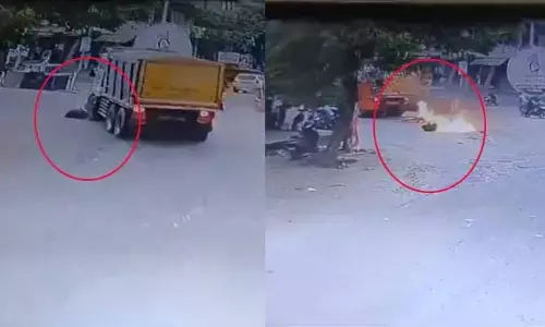Bike Accident: షాకింగ్ ఘటన.. టిప్పర్ ఢీ కొట్టడంతో బైకులో మంటలు