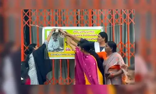 HYDRA : హైడ్రా కమిషనర్ రంగనాథ్ కు పాలాభిషేకం