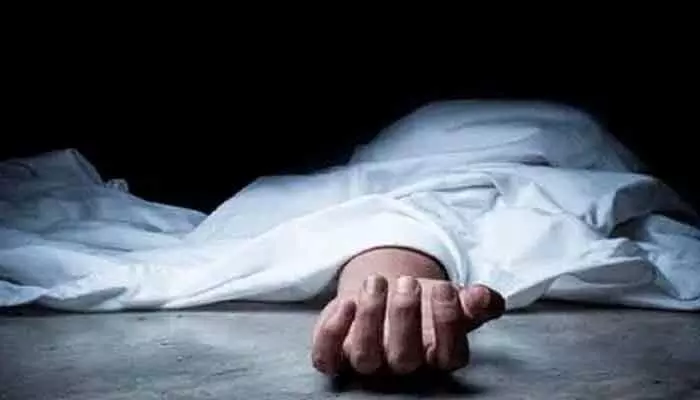 క్లాస్ రూమ్లో దారుణం.. టీచర్ను కొట్టి చంపిన విద్యార్థులు క్లాస్ రూమ్లో దారుణం.. టీచర్ను కొట్టి చంపిన విద్యార్థులు