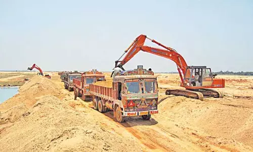 ఇసుక దందాలో మైనింగ్ సిబ్బంది చేతివాటం.. సర్కారు ఆదాయానికి రూ.లక్షల్లో గండి