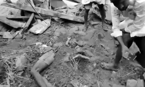 AP: అనంతపురం జిల్లాలో దారుణం.. పాత మిద్దె కూలి ముగ్గురు దుర్మరణం