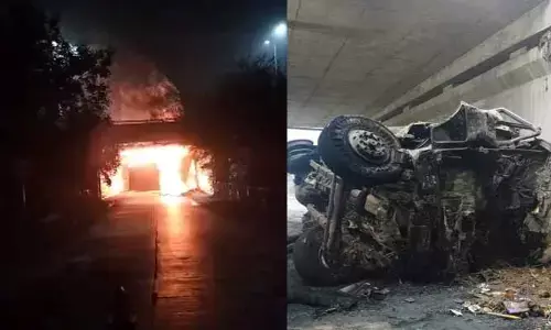 ORR: ఓఆర్ఆర్ నుంచి అదుపుతప్పి పడిపోయిన లారీ.. డ్రైవర్ సజీవ దహనం