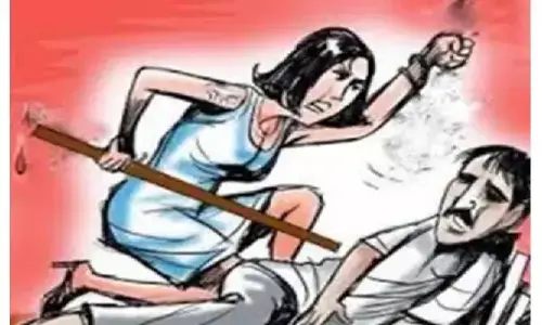 Women Bites Husbands Finger: నానబెట్టిన శనగలు తినలేదని భర్త వేలు కొరికేసిన భార్య!
