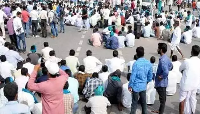 Breaking: వల్లూరుపాలెం కరకట్టపై ఉద్రిక్తత Breaking: వల్లూరుపాలెం కరకట్టపై ఉద్రిక్తత