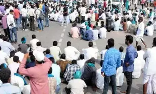 Breaking: వల్లూరుపాలెం కరకట్టపై ఉద్రిక్తత