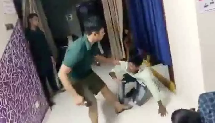 Trending: ఉద్యోగాలు ఇప్పిస్తామంటూ మోసం.. యువకుడిని కొడుతూ చిత్రహింసలు (వీడియో) Trending: ఉద్యోగాలు ఇప్పిస్తామంటూ మోసం.. యువకుడిని కొడుతూ చిత్రహింసలు (వీడియో)