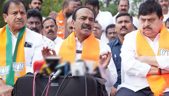 Eatala Rajender: ఇంకాస్త సర్దుకుని ఉండి ఉంటే బీజేపీకి మరో నాలుగు సీట్లు వచ్చేవి.. ఈటల సంచలన వ్యాఖ్యలు Eatala Rajender: ఇంకాస్త సర్దుకుని ఉండి ఉంటే బీజేపీకి మరో నాలుగు సీట్లు వచ్చేవి.. ఈటల సంచలన వ్యాఖ్యలు