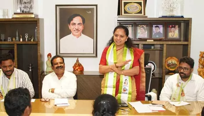 MLC Kavitha: శైలజ కుటుంబానికి MLC కవిత ఆర్థికసాయం MLC Kavitha: శైలజ కుటుంబానికి MLC కవిత ఆర్థికసాయం