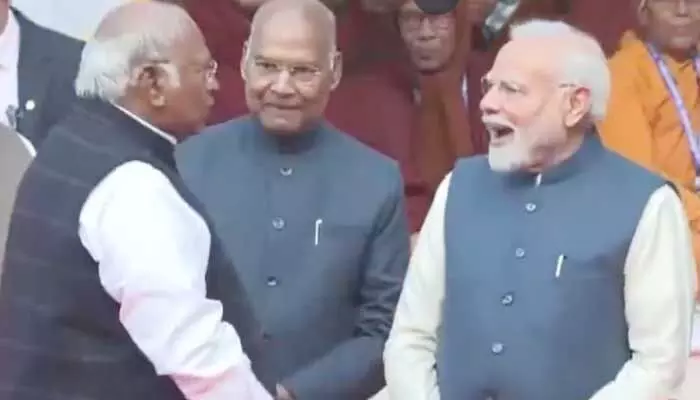 Modi : మోడీ ఖర్గేల మధ్య నవ్వులు.. పార్లమెంట్ భవనంలో ఆసక్తికర సన్నివేశం Modi : మోడీ ఖర్గేల మధ్య నవ్వులు.. పార్లమెంట్ భవనంలో ఆసక్తికర సన్నివేశం