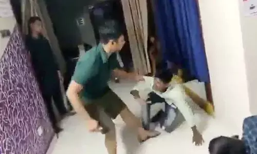 Trending: ఉద్యోగాలు ఇప్పిస్తామంటూ మోసం.. యువకుడిని కొడుతూ చిత్రహింసలు (వీడియో)