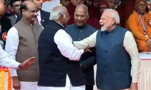 PM Modi, Kharge : ఖర్గే, మోడీ నవ్వులు! పార్లమెంట్ ఆవరణలో ఆసక్తికర సన్నివేశం వైరల్