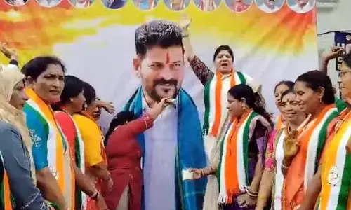 Mahila Congress: సీఎం రేవంత్ రెడ్డికి పాలభిషేకం చేసిన మహిళ కాంగ్రెస్ నేతలు