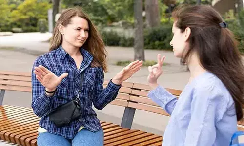 Body language: బాడీ లాంగ్వేజ్ మీ వ్యక్తిత్వాన్ని చెప్పేస్తుంది..! అదెలాగో తెలుసా..?