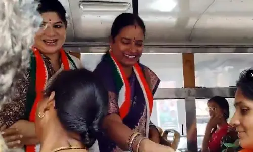 Congress: ఆర్టీసీ బస్సుల్లో స్వీట్లు పంచిన కాంగ్రెస్ మహిళా నేతలు.. ఎందుకంటే?