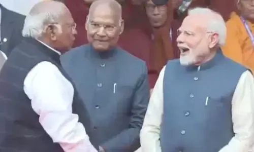 Modi : మోడీ ఖర్గేల మధ్య నవ్వులు.. పార్లమెంట్ భవనంలో ఆసక్తికర సన్నివేశం