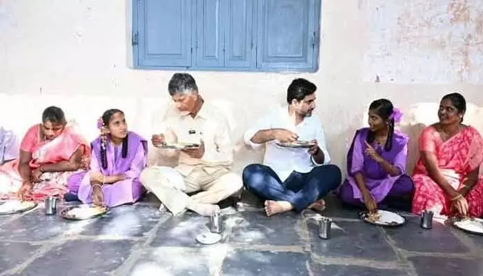 AP:విద్యార్థులతో కలిసి భోజనం చేసిన సీఎం చంద్రబాబు, మంత్రి లోకేష్! AP:విద్యార్థులతో కలిసి భోజనం చేసిన సీఎం చంద్రబాబు, మంత్రి లోకేష్!