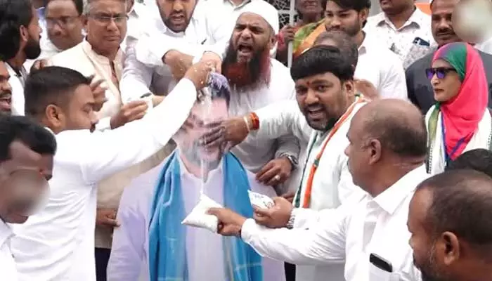 Gandhi Bhavan: ముఖ్యమంత్రి రేవంత్ రెడ్డి చిత్రపటానికి పాలాభిషేకం Gandhi Bhavan: ముఖ్యమంత్రి రేవంత్ రెడ్డి చిత్రపటానికి పాలాభిషేకం