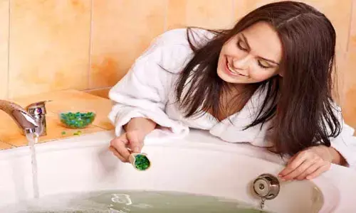 Bathing tips: స్నానం చేసేటప్పుడు నీళ్లలో వీటిని కలపండి.. చర్మ సమస్యలు దరిచేరవు!