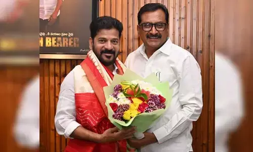 Revanth Reddy: ముఖ్యమంత్రిని కలిసిన ప్రొ. ఘంటా చక్రపాణి