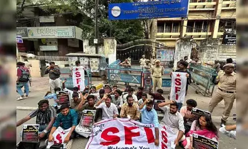 SFI : విద్యార్థుల ఆత్మహత్యలు.. ఇంటర్ బోర్డు ముందు ఎస్ఎఫ్ఐ ధర్నా