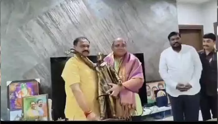 TPCC Chief : తెలంగాణ తల్లి రూపశిల్పి రమణా రెడ్డిని సన్మానించిన పీసీసీ చీఫ్ TPCC Chief : తెలంగాణ తల్లి రూపశిల్పి రమణా రెడ్డిని సన్మానించిన పీసీసీ చీఫ్