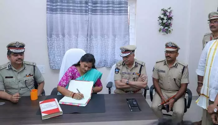Home Minister Anitha:వ్యవస్థలను గాడిలో పెట్టేందుకు జీరో నుంచి స్టార్ట్ చేశాం.. హోం మంత్రి కీలక వ్యాఖ్యలు Home Minister Anitha:వ్యవస్థలను గాడిలో పెట్టేందుకు జీరో నుంచి స్టార్ట్ చేశాం.. హోం మంత్రి కీలక వ్యాఖ్యలు