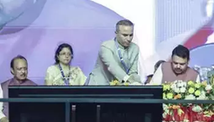 Stolen: ఫడ్నవీస్ ప్రమాణ స్వీకారంలో దొంగల హల్ చల్.. బంగారం, సెల్ ఫోన్లు చోరీ! Stolen: ఫడ్నవీస్ ప్రమాణ స్వీకారంలో దొంగల హల్ చల్.. బంగారం, సెల్ ఫోన్లు చోరీ!