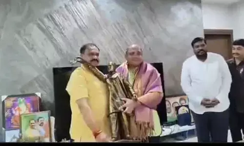 TPCC Chief : తెలంగాణ తల్లి రూపశిల్పి రమణా రెడ్డిని సన్మానించిన పీసీసీ చీఫ్