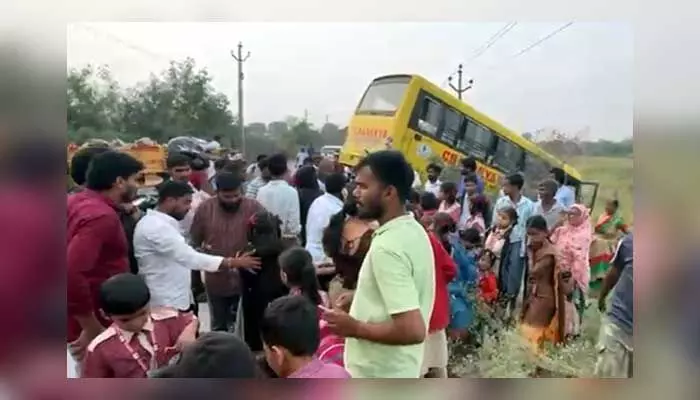 Breaking News : పంట పొలాల్లోకి దూసుకు వెళ్లిన స్కూల్ బస్ Breaking News : పంట పొలాల్లోకి దూసుకు వెళ్లిన స్కూల్ బస్