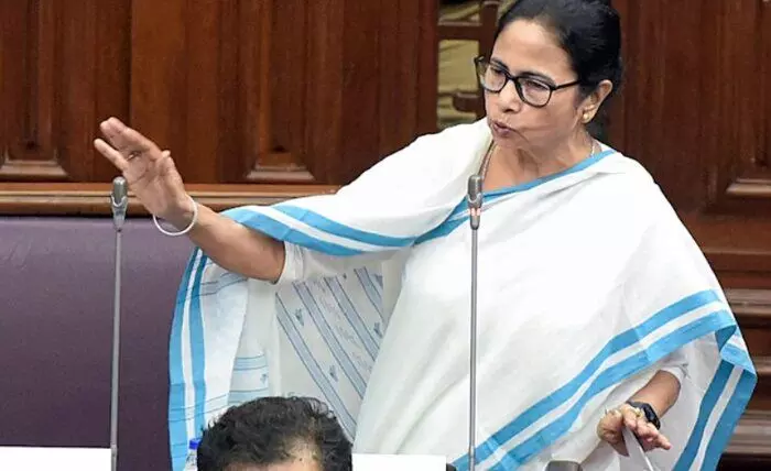 Bangladesh : మేమేమైనా లాలీపాప్స్ తింటూ కూర్చుంటామా?- ఆక్రమణలపై దీదీ కామెంట్స్ Bangladesh : మేమేమైనా లాలీపాప్స్ తింటూ కూర్చుంటామా?- ఆక్రమణలపై దీదీ కామెంట్స్