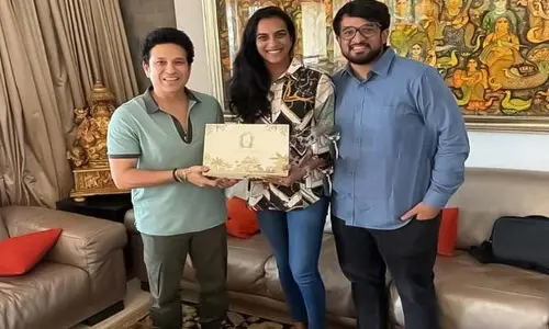 PV Sindhu: సచిన్ ను కలిసిన పీవీ సింధు జంట.. వివాహానికి రావాలని ఆహ్వానం