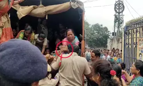 ASHA workers: సుల్తాన్ బజార్ సీఐపై చేయి చేసుకున్న ఆశా వర్కర్.. ఆందోళన ఉద్రిక్తం