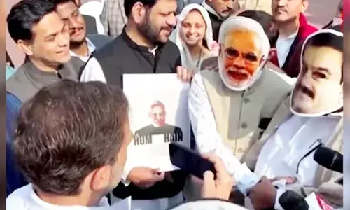 Congress MPs: మీ ఇద్దరి మధ్య ఉన్న సంబంధం ఏంటి?.. కాంగ్రెస్ ఎంపీల వినూత్న నిరసన