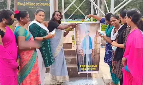 Revanth: ముఖ్యమంత్రి రేవంత్ రెడ్డికి ట్రాన్స్‌జెండర్ల పాలాభిషేకం