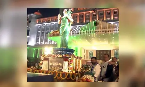 Telangana Talli Statue : సచివాలయంలో తెలంగాణ తల్లి విగ్రహాన్ని ఆవిష్కరించిన సీఎం రేవంత్ రెడ్డి