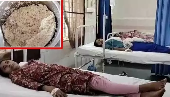 Food Poison : విద్యార్థినులకు ఫుడ్ పాయిజన్... హాస్టల్ వద్ద విపక్షాల ధర్నా Food Poison : విద్యార్థినులకు ఫుడ్ పాయిజన్... హాస్టల్ వద్ద విపక్షాల ధర్నా