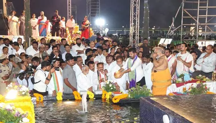 Revanth Reddy: ఇది తల్లి రుణం తీర్చుకున్న తరుణం.. సీం ఆసక్తికర ట్వీట్ Revanth Reddy: ఇది తల్లి రుణం తీర్చుకున్న తరుణం.. సీం ఆసక్తికర ట్వీట్