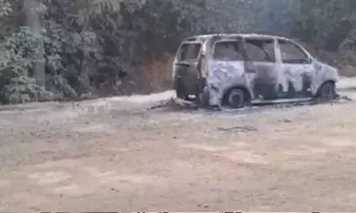 Maoists : చింతూరు ఏజెన్సీలో కారును దగ్ధం చేసిన మావోయిస్టులు