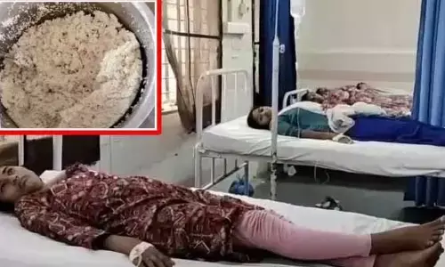 Food Poison : విద్యార్థినులకు ఫుడ్ పాయిజన్... హాస్టల్ వద్ద విపక్షాల ధర్నా