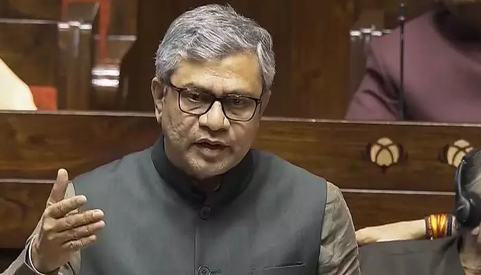 Railways Bill: రైల్వే సవరణ బిల్లుకు లోక్ సభ ఆమోదం.. ప్రయివేటీకరణ జరగబోదన్న ప్రభుత్వం Railways Bill: రైల్వే సవరణ బిల్లుకు లోక్ సభ ఆమోదం.. ప్రయివేటీకరణ జరగబోదన్న ప్రభుత్వం