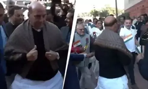 Parliament protest: రక్షణ మంత్రికి జాతీయజెండా ఇచ్చిన రాహుల్.. పార్లమెంటులో ఆసక్తికర ఘటన